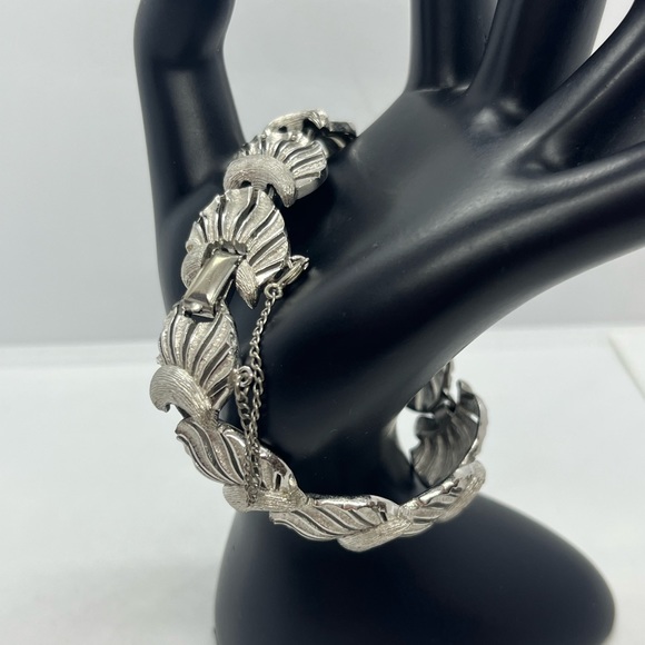 Puccini signed silver tone vintage shell shaped abstract bracelet - Picture 9 of 16